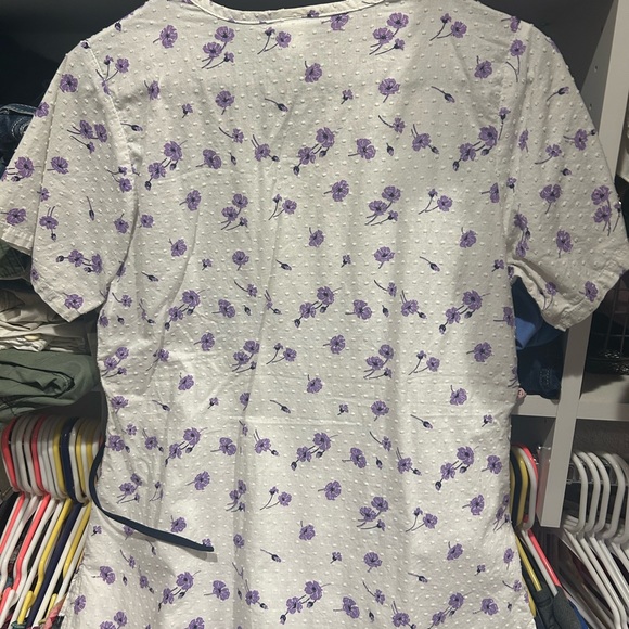 Super cute Laura Ashley scrub top size M - Picture 3 of 3